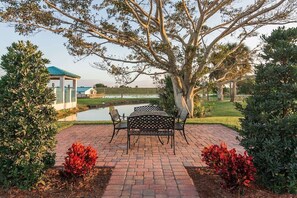 Outdoor dining - Days Inn & Suites by Wyndham Lake Okeechobee (Okeechobee)