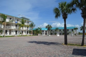 Exterior - Days Inn & Suites by Wyndham Lake Okeechobee (Okeechobee)