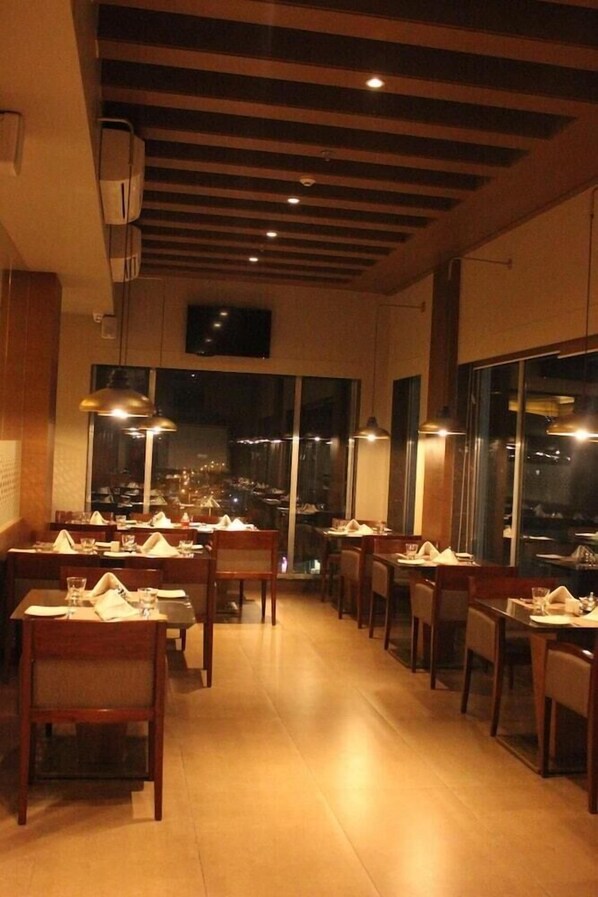 Dining - The Fern An Ecotel Hotel Akota, Vadodara (Vadodara)