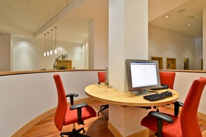 Business center - Radisson Red Deer Hotel (Red Deer)