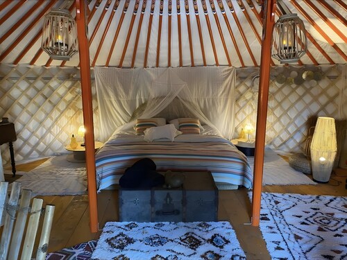 Glamping « Yourte Chaleureuse » avec terrasse privée et jardin partagé
