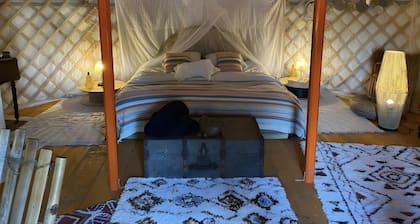 Glamping « Yourte Chaleureuse » avec terrasse privée et jardin partagé