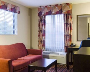 Living area - Mainstay Suites (Rogers)