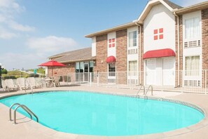 Pool - Super 8 by Wyndham Lamar (Lamar)