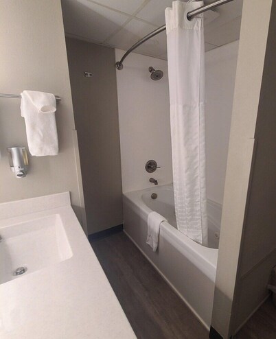 Super 8 by Wyndham Lamar