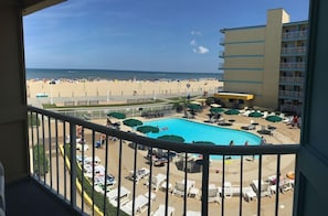 Outdoor pool - Spark by Hilton Virginia Beach Oceanfront (Virginia Beach)