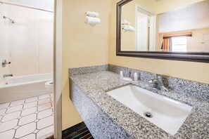 Bathroom - Super 8 By Wyndham Tulsa/arpt/st Fairgrounds (Tulsa)