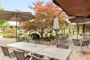 Outdoor dining - Charme Hotel Montbeliard Sud (Arbouans)