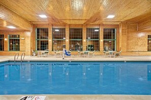 Inomhuspool och utomhuspool