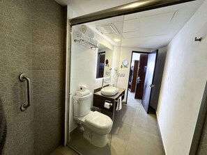 Un baño moderno con inodoro, bidé y lavabo.