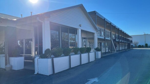 A multi-story building with a covered entrance and a visible staircase. - Motel6 Greenville, NC Ecu-medical Center (Greenville)