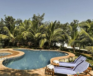 Outdoor pool - The Fern Samali Resort (Dapoli)