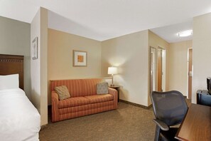 Living area - La Quinta Inn and Suites by Wyndham Richmond Kings Dominion (Doswell)