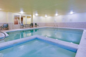A swimming pool with lounge chairs and a changing room. - LA Quinta INN Suites Richmond Kings Dominion (Doswell)