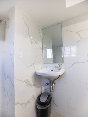 Bathroom - OYO 675 Circuit Hostel (Makati)