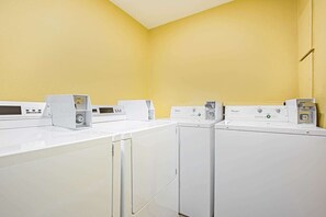 Interior - Super 8 by Wyndham Ukiah (Ukiah)