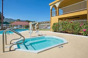 Pool - Super 8 by Wyndham Ukiah (Ukiah)