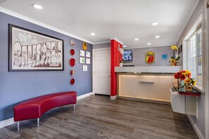 Lobby - Super 8 by Wyndham Ukiah (Ukiah)