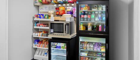 Area distributori automatici con snack, bevande e forni a microonde.