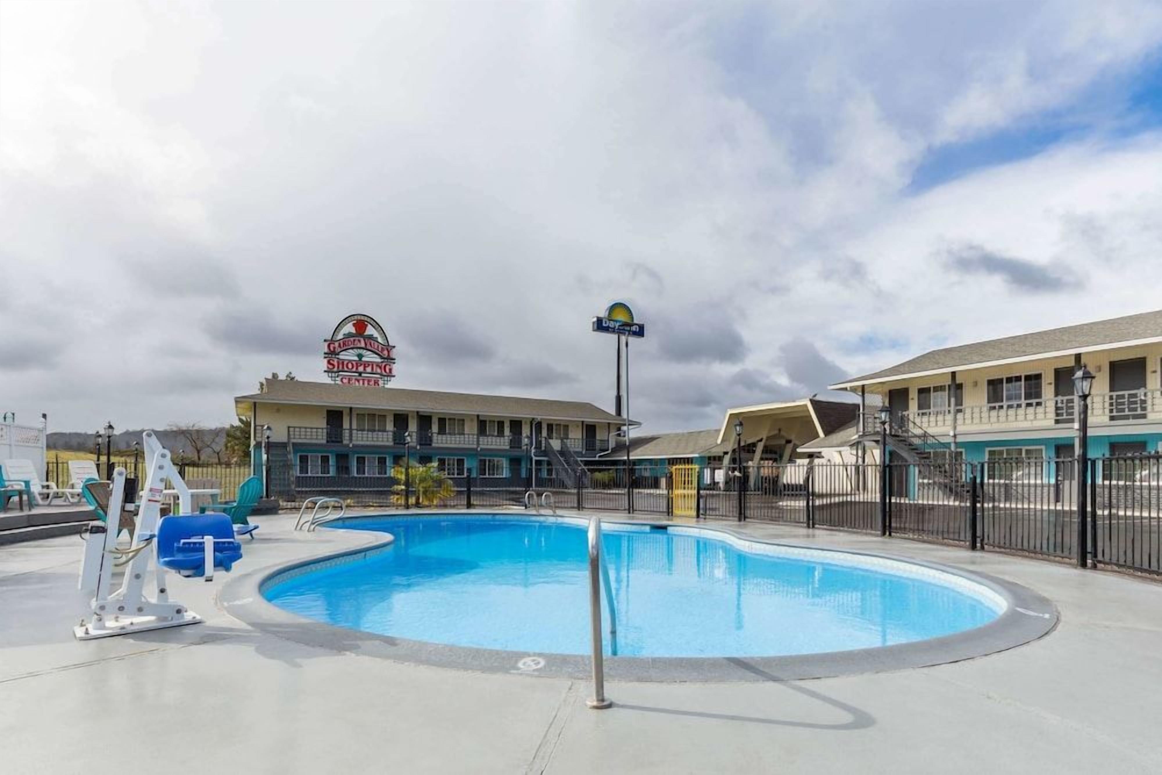 Un espace piscine avec un panneau indiquant un centre commercial et un autre panneau indiquant une garderie.
