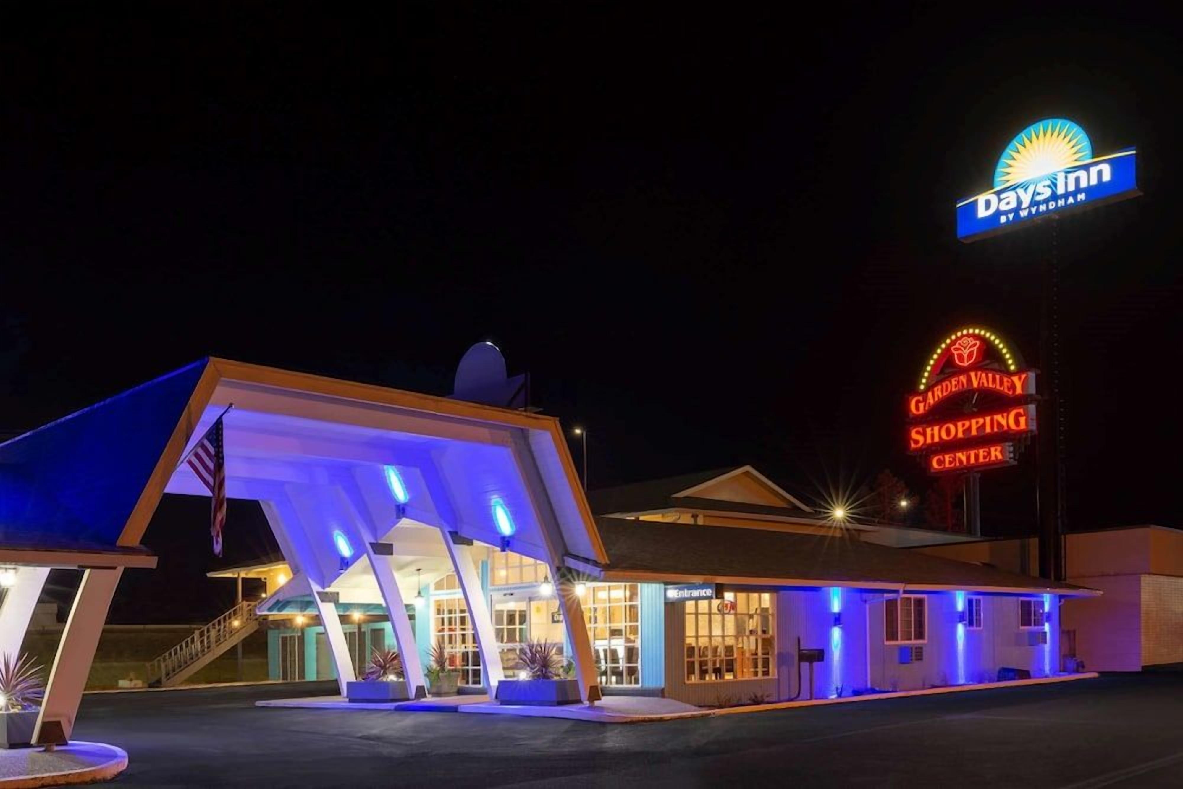 Un motel avec une station-service et un panneau indiquant la présence d’un centre commercial.