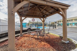 Outdoor dining - Days Inn by Wyndham Roseburg (Roseburg)