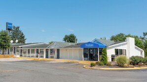 Ein Travelodge Hotel mit modernem Design, das einen einladenden Eingang und einen Parkplatz zeigt.