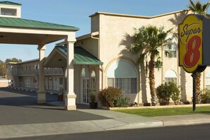Exterior - Super 8 By Wyndham Ridgecrest (Ridgecrest)