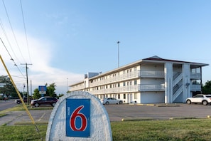 Un motel con una señal numérica destacada que indica su ubicación.