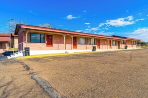 Exterior - OYO Hotel Beeville US 181 (Beeville)