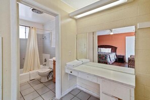 Bathroom - OYO Hotel Beeville US 181 (Beeville)
