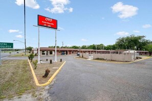 Property grounds - OYO Hotel Beeville US 181 (Beeville)