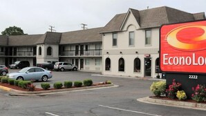 A motel with a large sign for EconoLodge, a parking lot with several cars, and a building with a gabled roof. - Econo Lodge Chesapeake Route 13 and I-464 (Chesapeake)