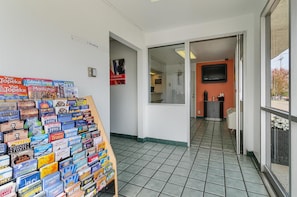 Lobby - Motel6 Topeka, KS - Northwest (Topeka)