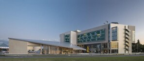 A modern building with a flat roof, large windows, and a covered entrance. - Mercure Santa Rosa (Santa Rosa)