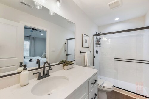 Luxury Getaway | 5 MIN to Liberty University | 4BR