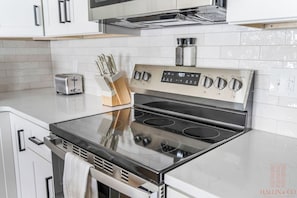 Fridge, microwave, oven, stovetop - Luxury Getaway | 5 MIN to Liberty University | 4BR (Lynchburg)