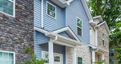 Luxury Getaway | 5 MIN to Liberty University | 4BR