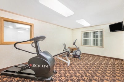 Super 8 By Wyndham Maumee Perrysburg Toledo Area