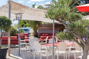 Outdoor dining - Le Golfe, Piscine & Spa Casanera (Serra-di-Ferro)