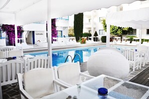 Una piscina cubierta, una piscina al aire libre