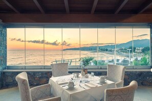 A table set for dining with a view of the sea and mountains. - Ikaros Beach Luxury Resort and Spa - Adults Only (Hersonissos)
