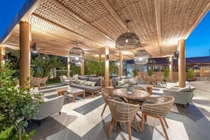 Outdoor dining - Ikaros Beach Luxury Resort and Spa - Adults Only (Hersonissos)