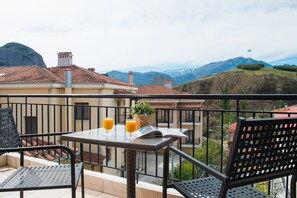 Outdoor dining - Tsikeli Hotel (Kalabaka)