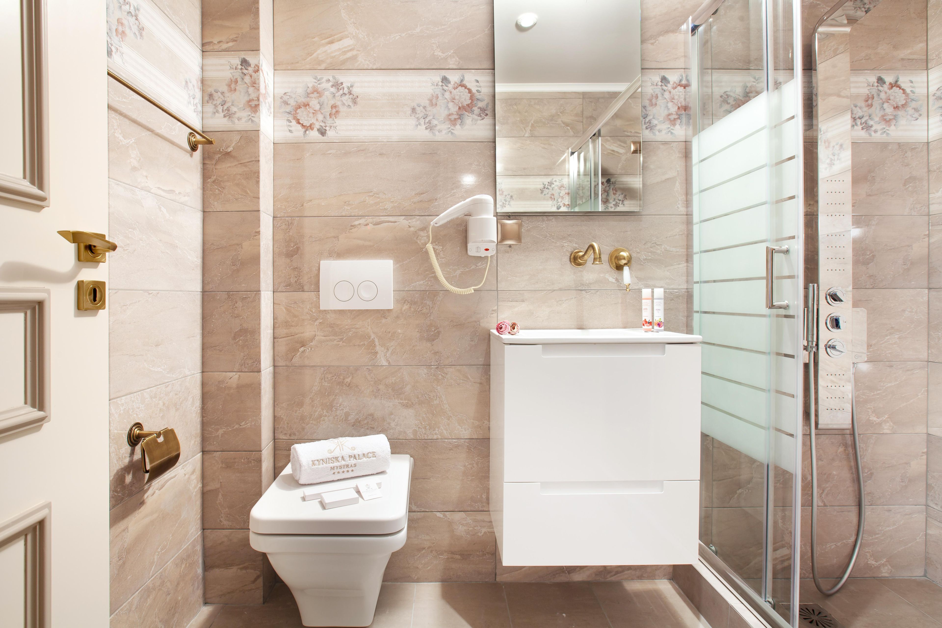 Un baño moderno con inodoro, lavabo y ducha.