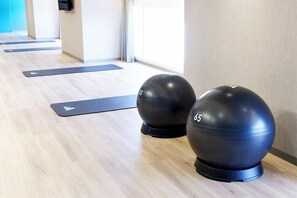 A gym with exercise balls and mats on a wooden floor. - Tenza Hotel & Sky Spa Sapporo Central (Sapporo)