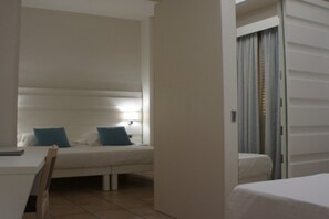 A hotel room with a bed, a desk, and a chair. - Sunshine Club Hotel & Spa (Ricadi)
