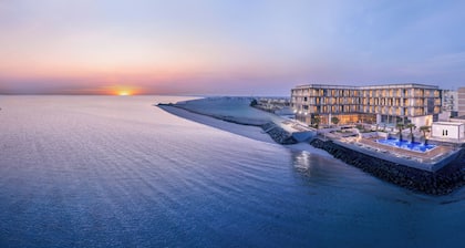 Beach Bay Hotel Mirfa, Edge by Rotana