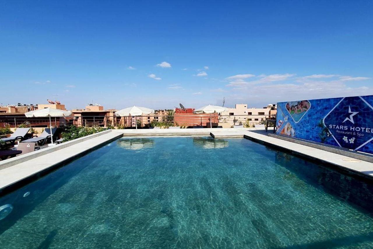 Ein klares Schwimmbecken mit Liegestühlen und einer Werbung für das Stars Hotel.