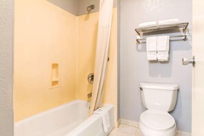 Bathroom - Rodeway Inn Auburn, CA (Auburn)
